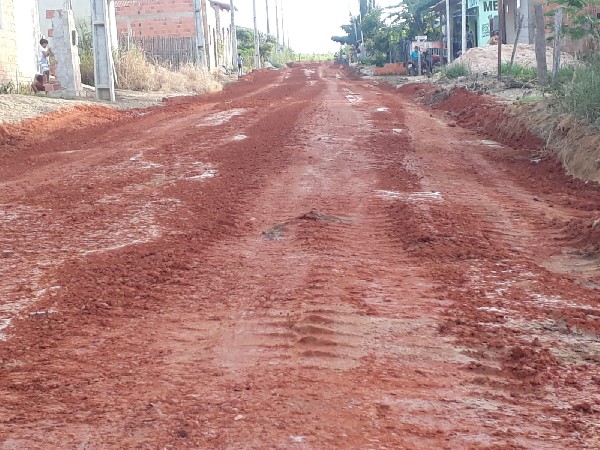 Com serviços de empiçarramento, Prefeitura realiza melhorias nas ruas do Bairro Jamile